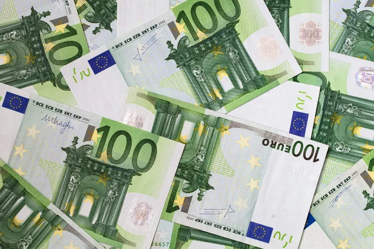 Combien rapporte 100 millions d'euros placé ?